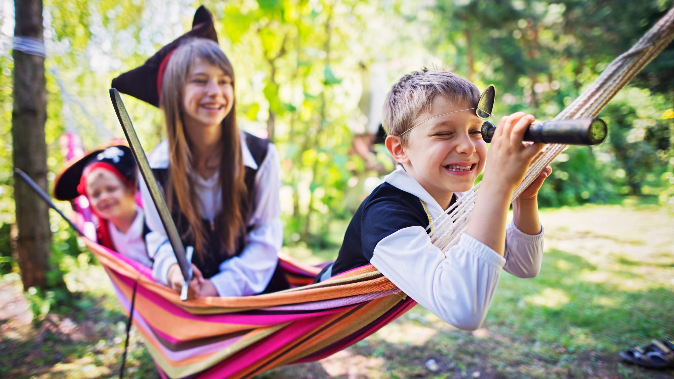 kids-playing-pirates